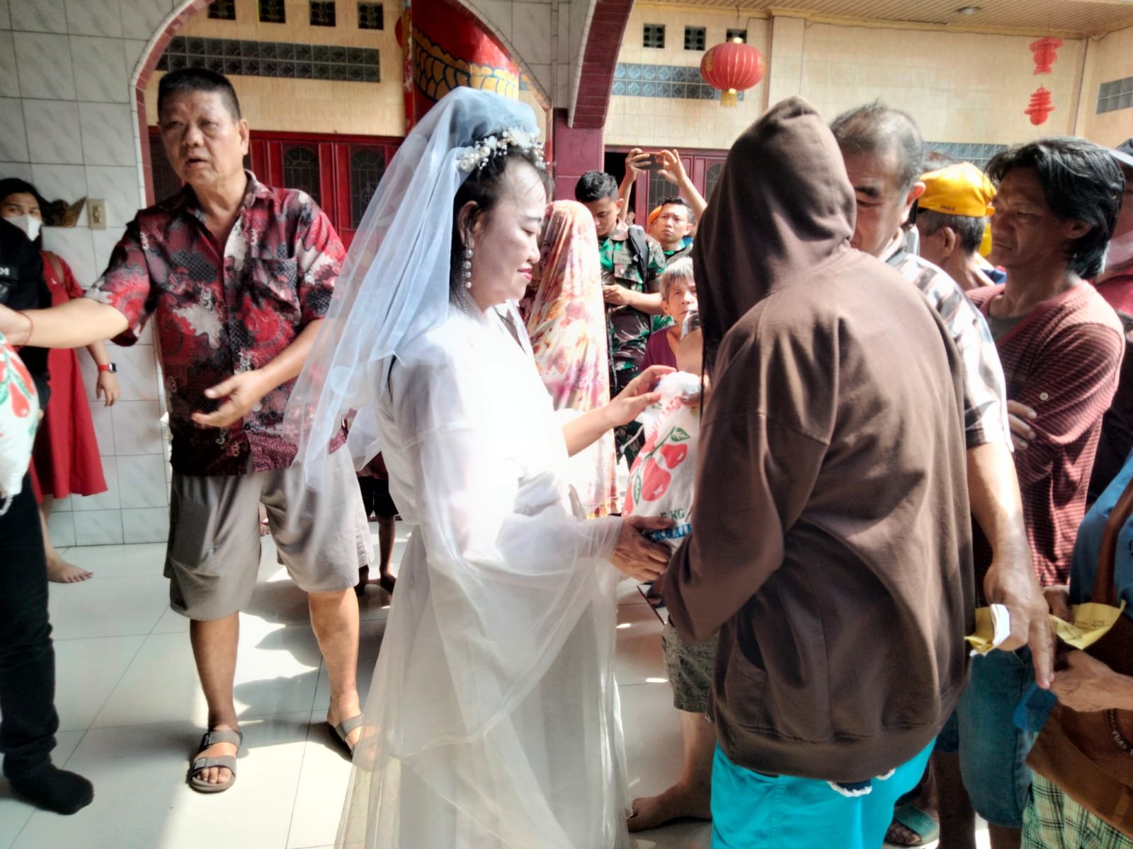 Rayakan HUT Dewi Kwan Im, Putri Kembali Bagikan Beras 