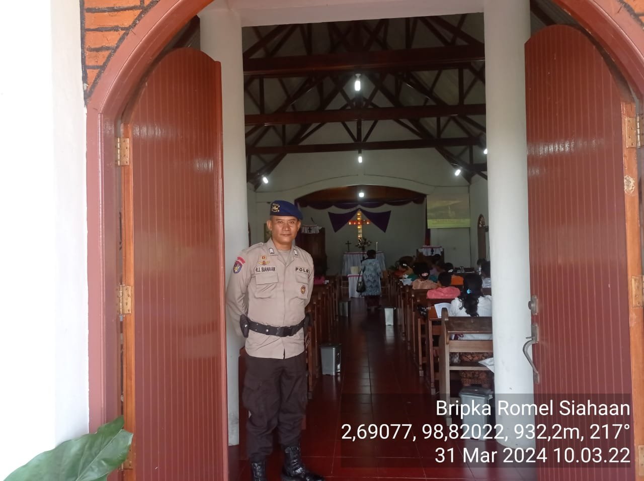 Polres Samosir Jaga Kenyamanan Ibadah Paskah 2024