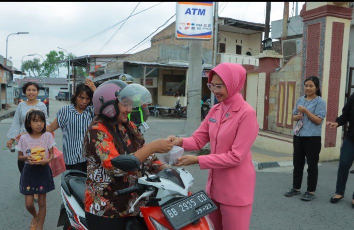Polres Samosir Berbagi Takjil kepada Masyarakat dan Tahanan