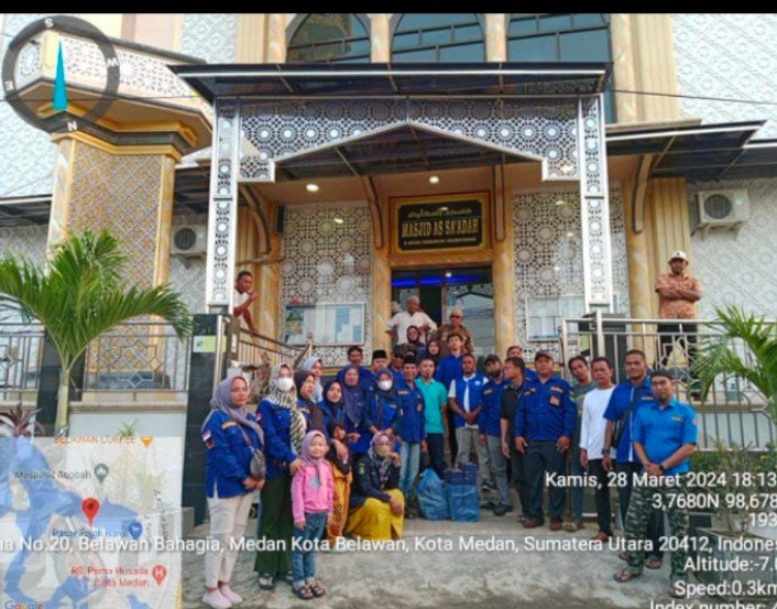 Karang Taruna Belawan Bersama Relawan Wak Young berbagi Takjil Ke Masjid