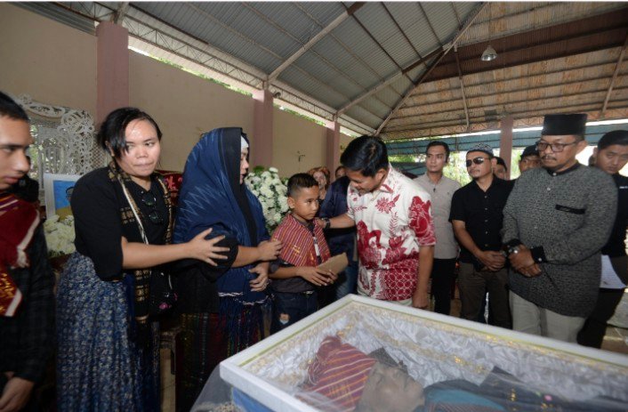 Melayat Mendiang Irwan Ginting, Pj Gubernur Sumut Sampaikan Duka yang Mendalam