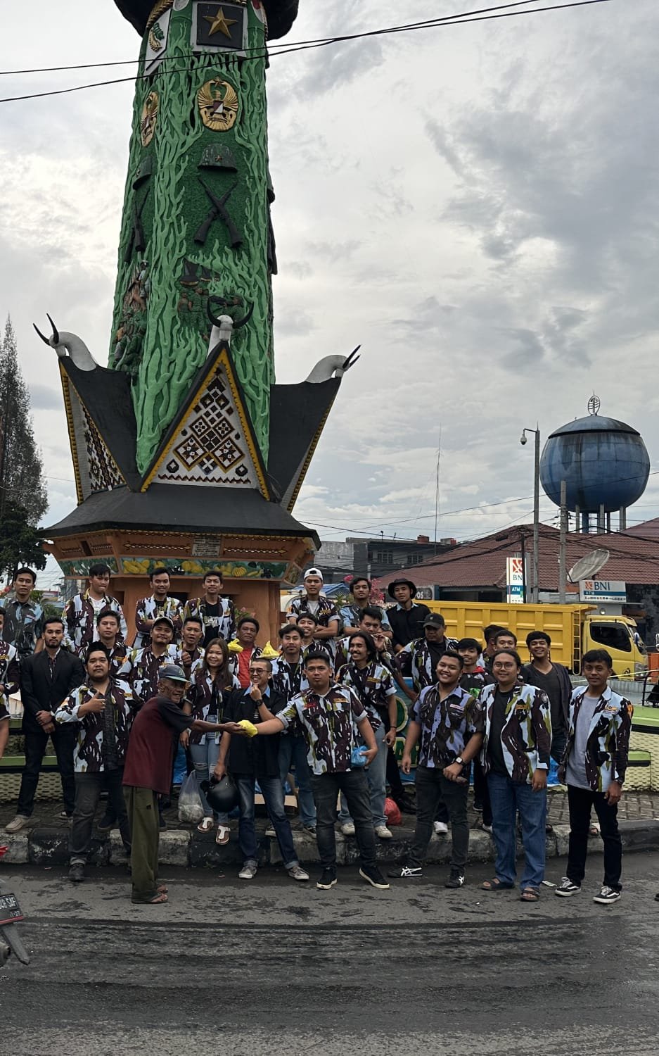 Ramadhan Berkah, Sapma DPD IPK Karo Bagikan Takjil di Seputaran Berastagi