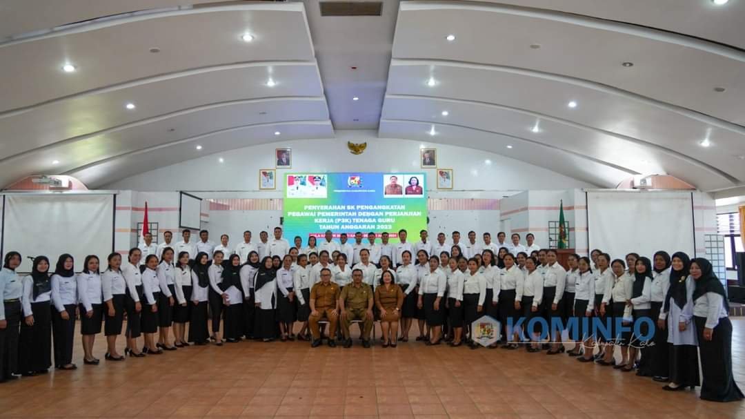 Asisten Administrasi Umum Sekda Karo, Serahkan 377 SK PPPK Tenaga Guru Tahun Anggaran 2023