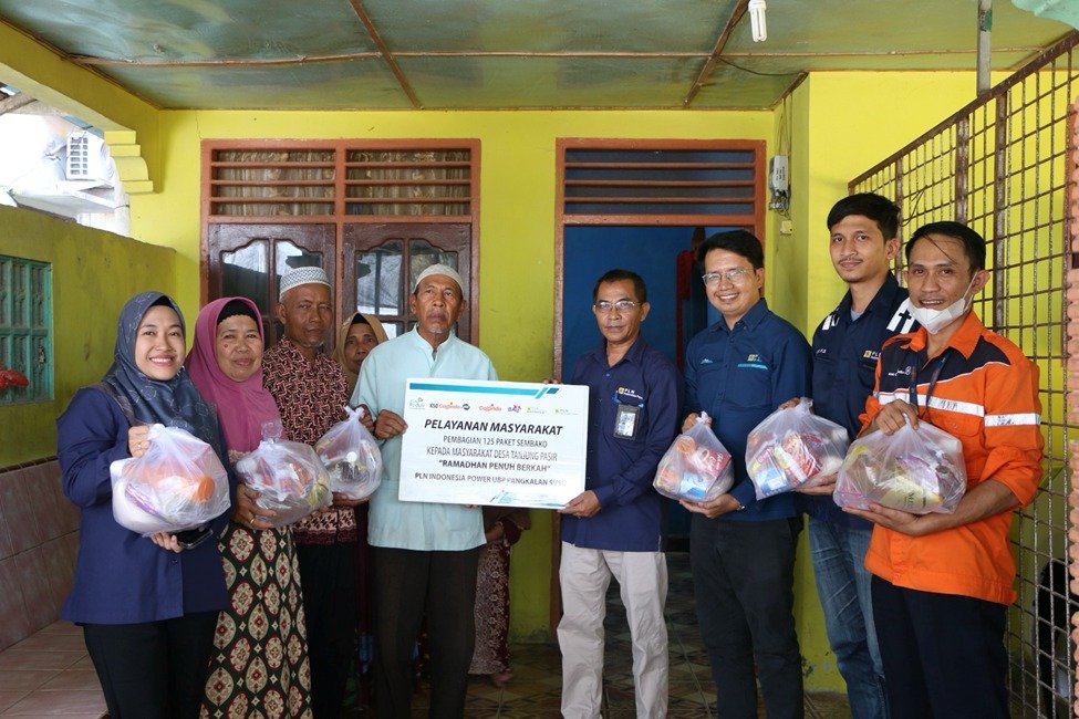 PLN IP UBP Pangkalan Susu Bagikan Paket Sembako kepada Masyarakat Desa Tanjung Pasir