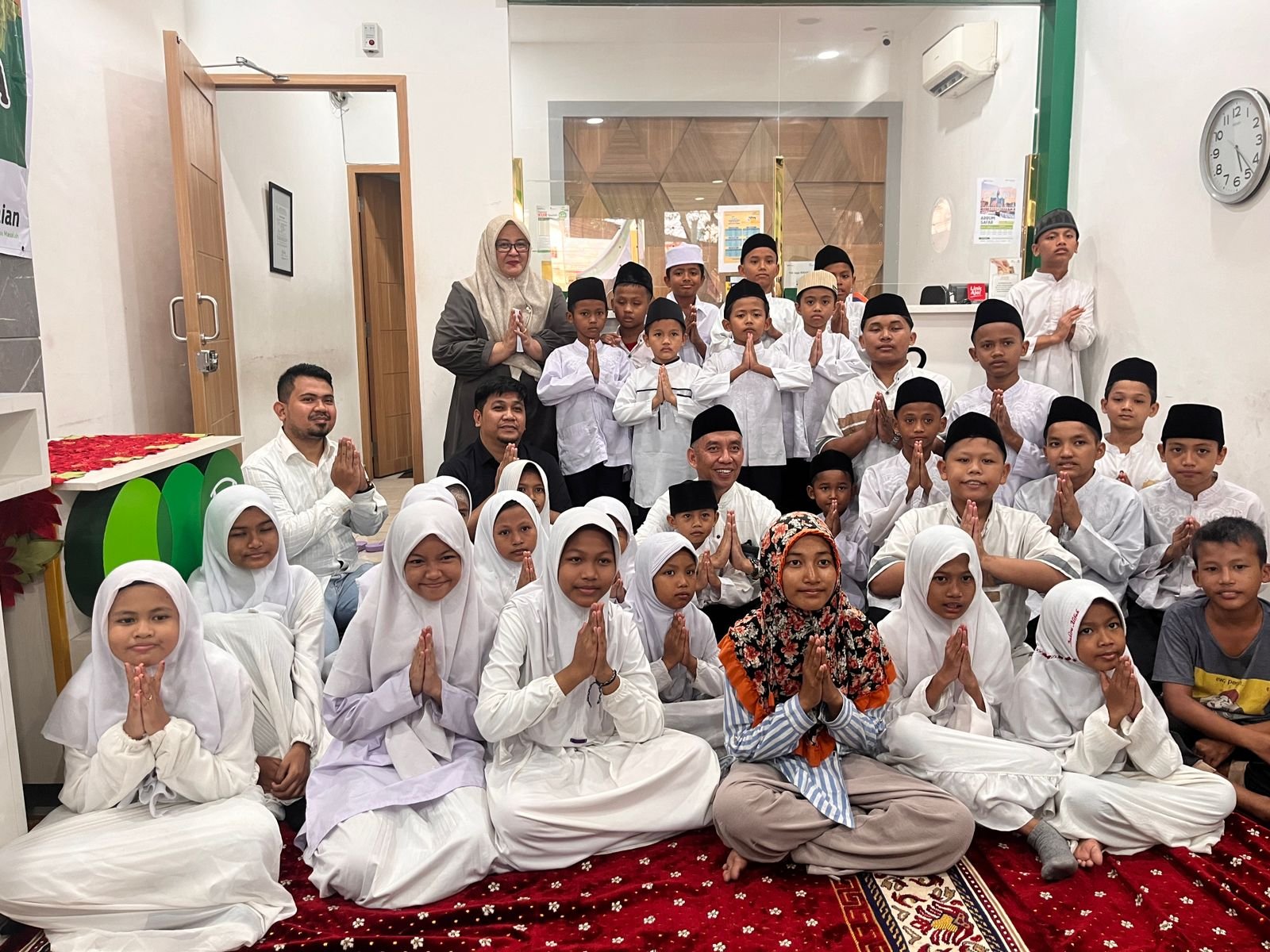 Bersama Pegadaian, Anak Yatim Mengetuk Pintu Langit