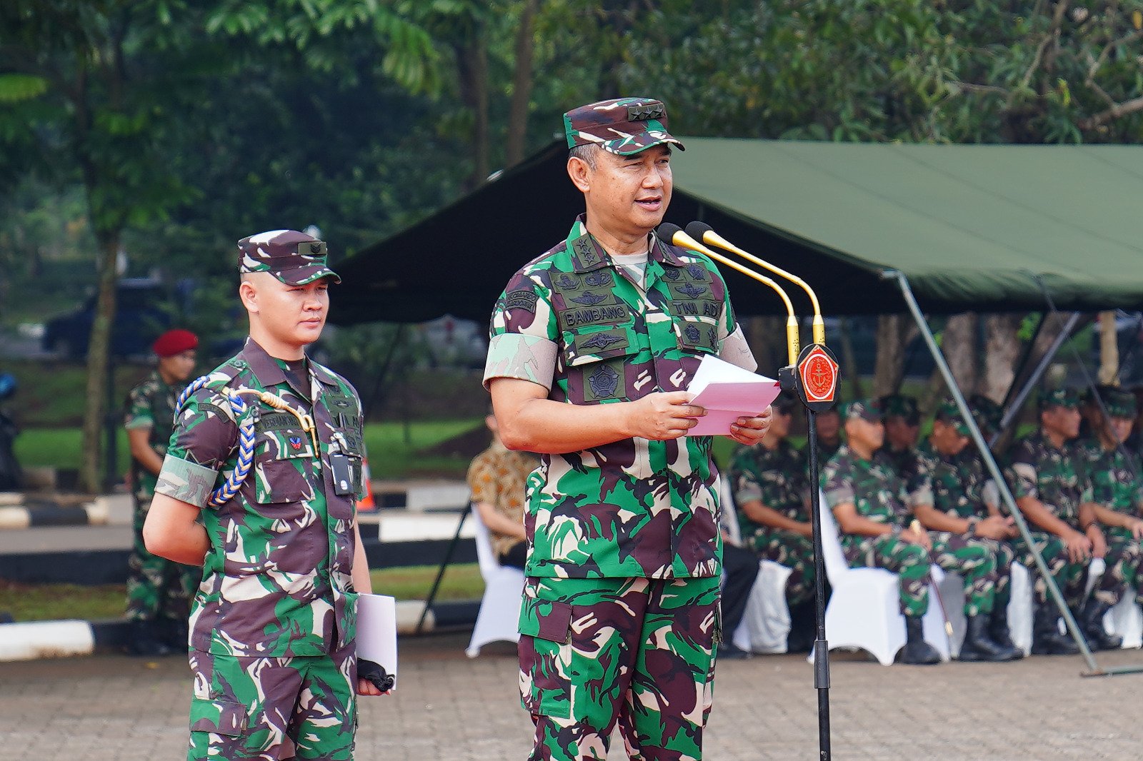 Kasum TNI Melepas Keberangkatan Mudik Bersama Mabes TNI Tahun 2024