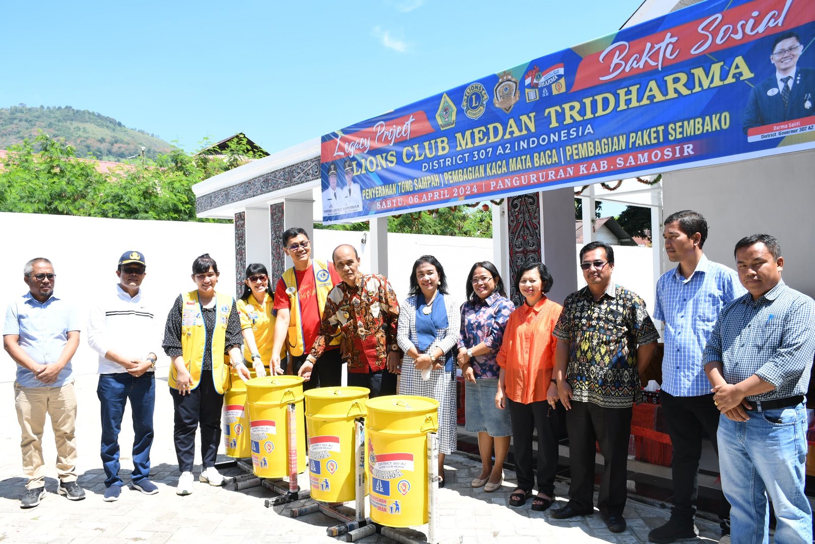 Wabup Samosir Terima Bantuan dari LIONS Club Medan Tridharma