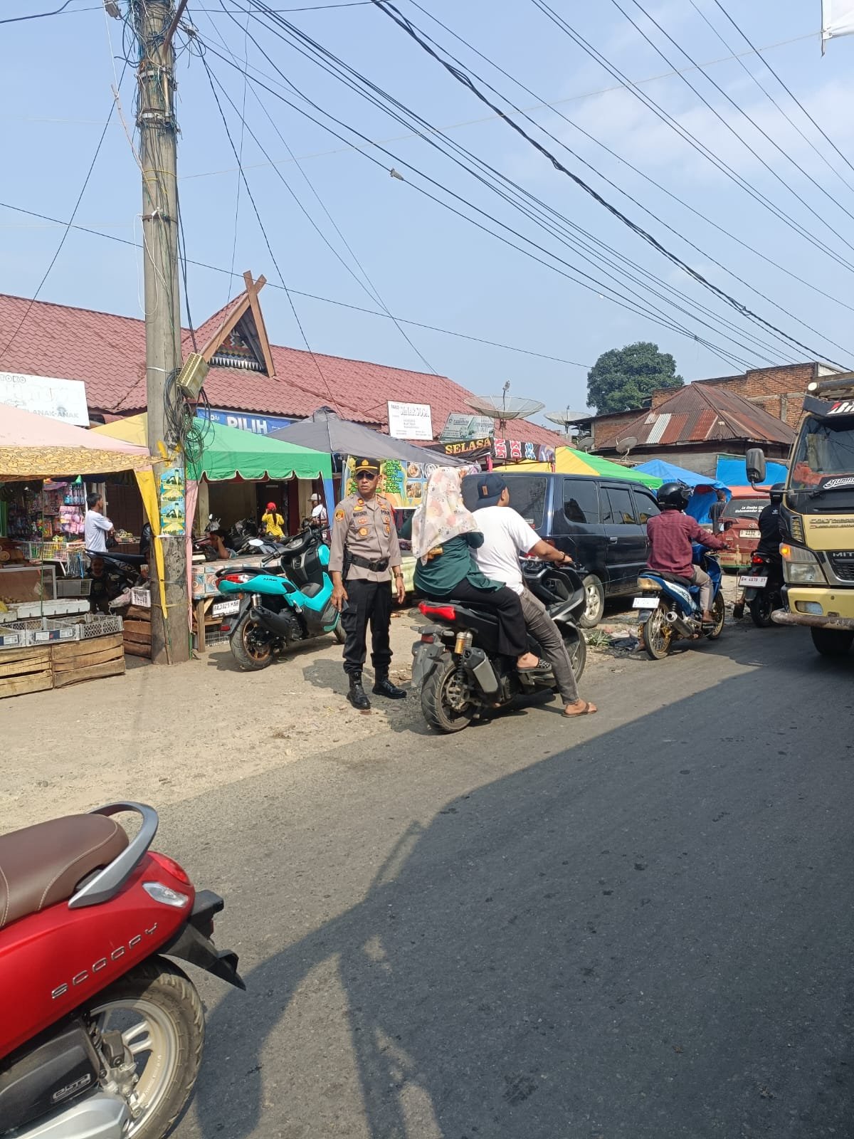 Antisipasi Kemacetan, Kapolsek Sosa Lakukan Pengamanan di Pasar Tradisional