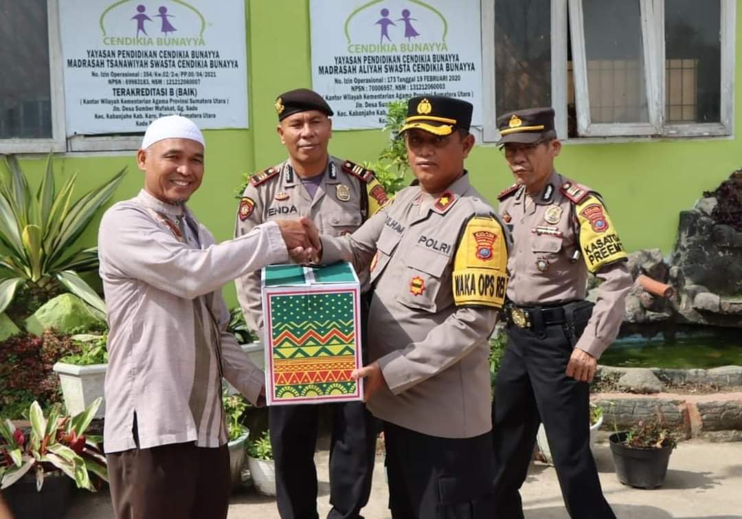 Polres Tanah Karo Serahkan Bingkisan Lebaran Kapolda ke Yayasan Pesantren Bunayya dan Al Purbanta