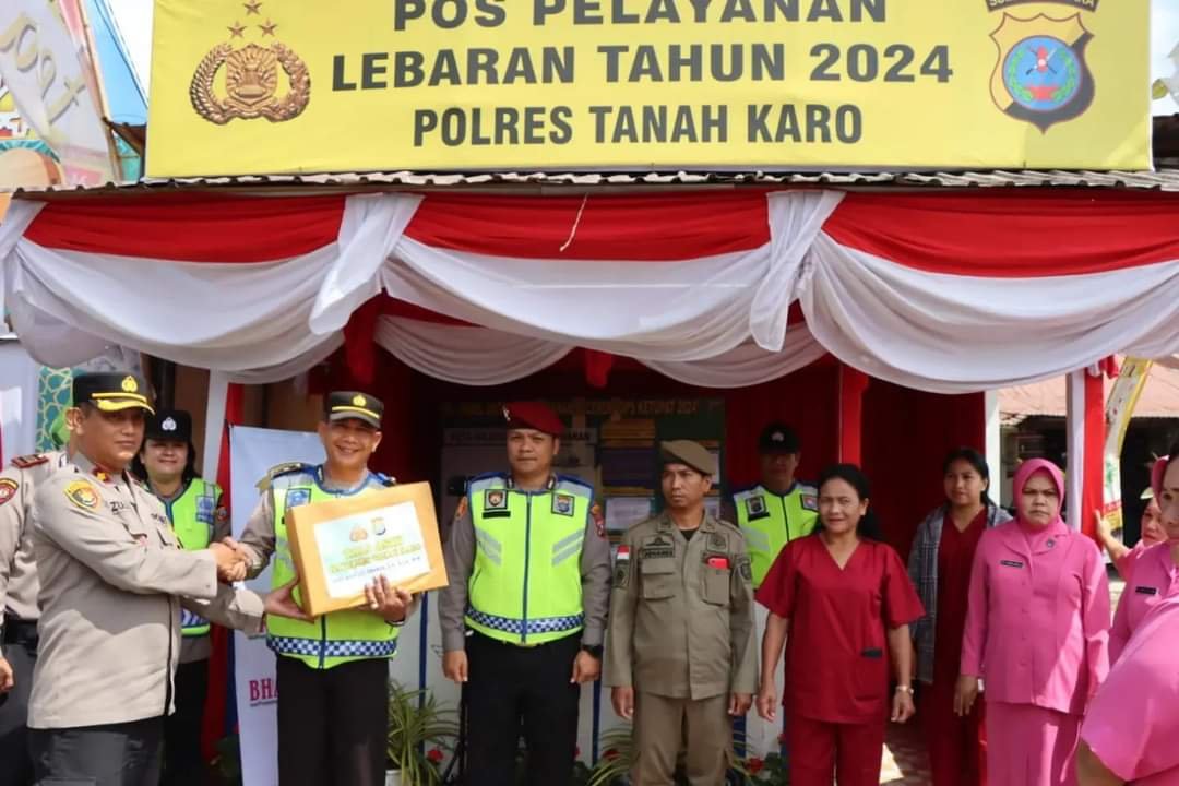Kapolres Tanah Karo Berikan Bingkisan Tali Asih kepada Petugas Pos Pam