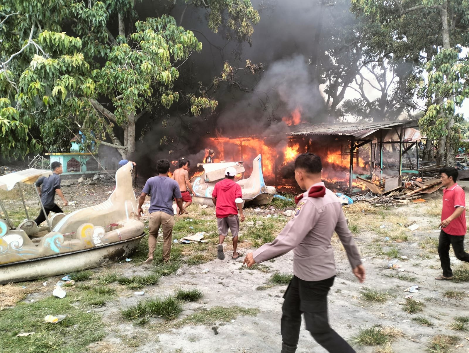 Polres Samosir Amankan Kebakaran Gudang di Pantai Pasir Putih Parbaba