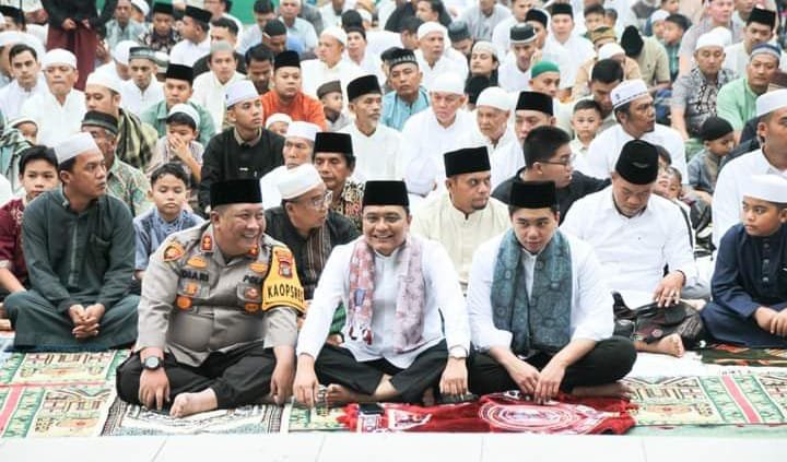 Pj Bupati Palas Laksanakan Sholat Idhul Fitri, di Lapangan Merdeka Sibuhuan