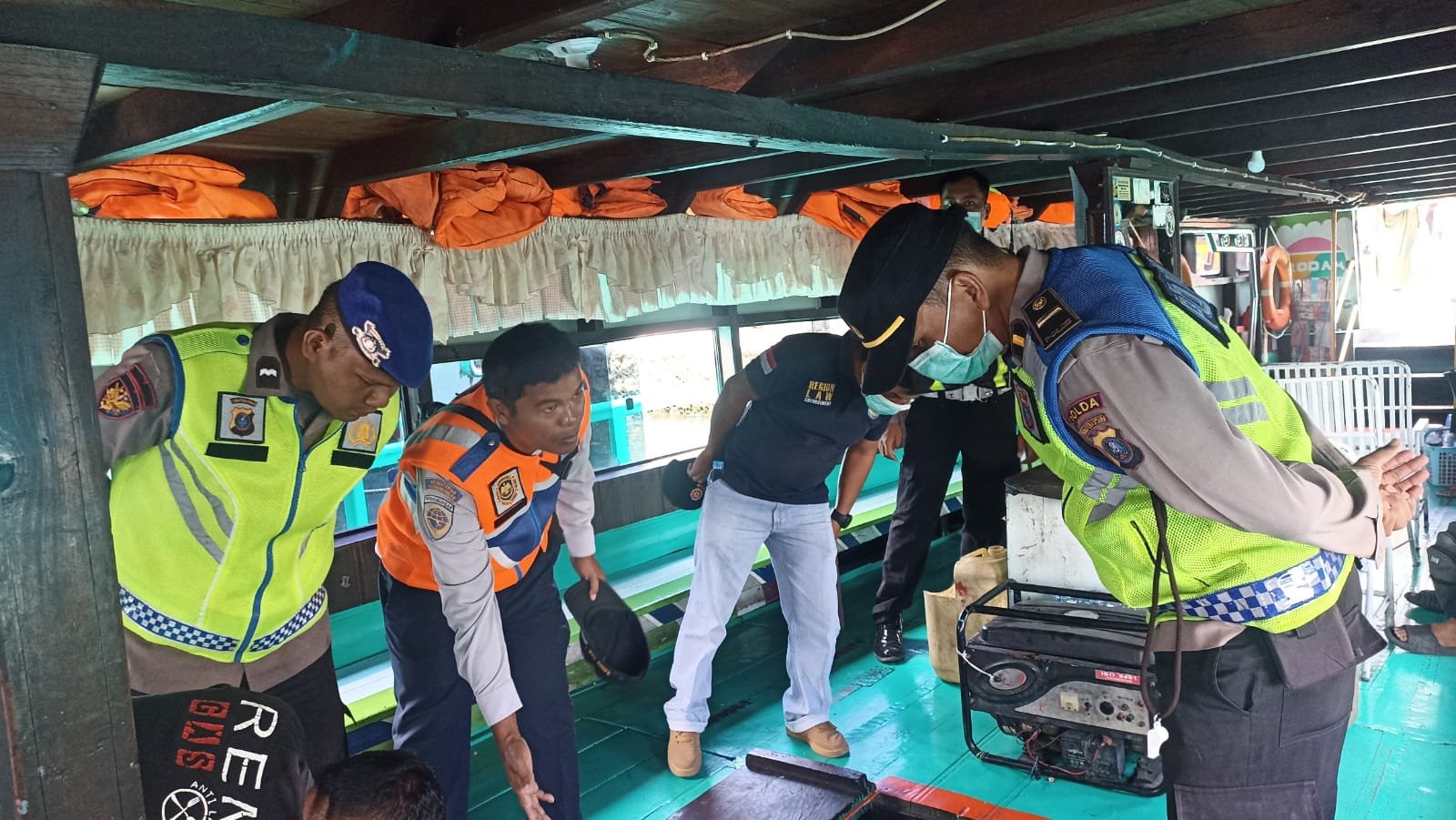 Personil Polres Samosir Cek Kelayakan Kapal Motor Penumpang