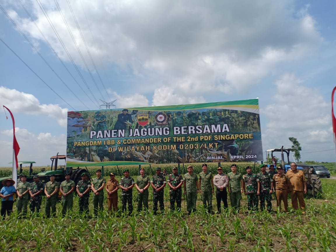 Dandim 0203/Langkat Dan Commader Of 2ND People Defence Force AD Singapura Panen Jagung Bersama