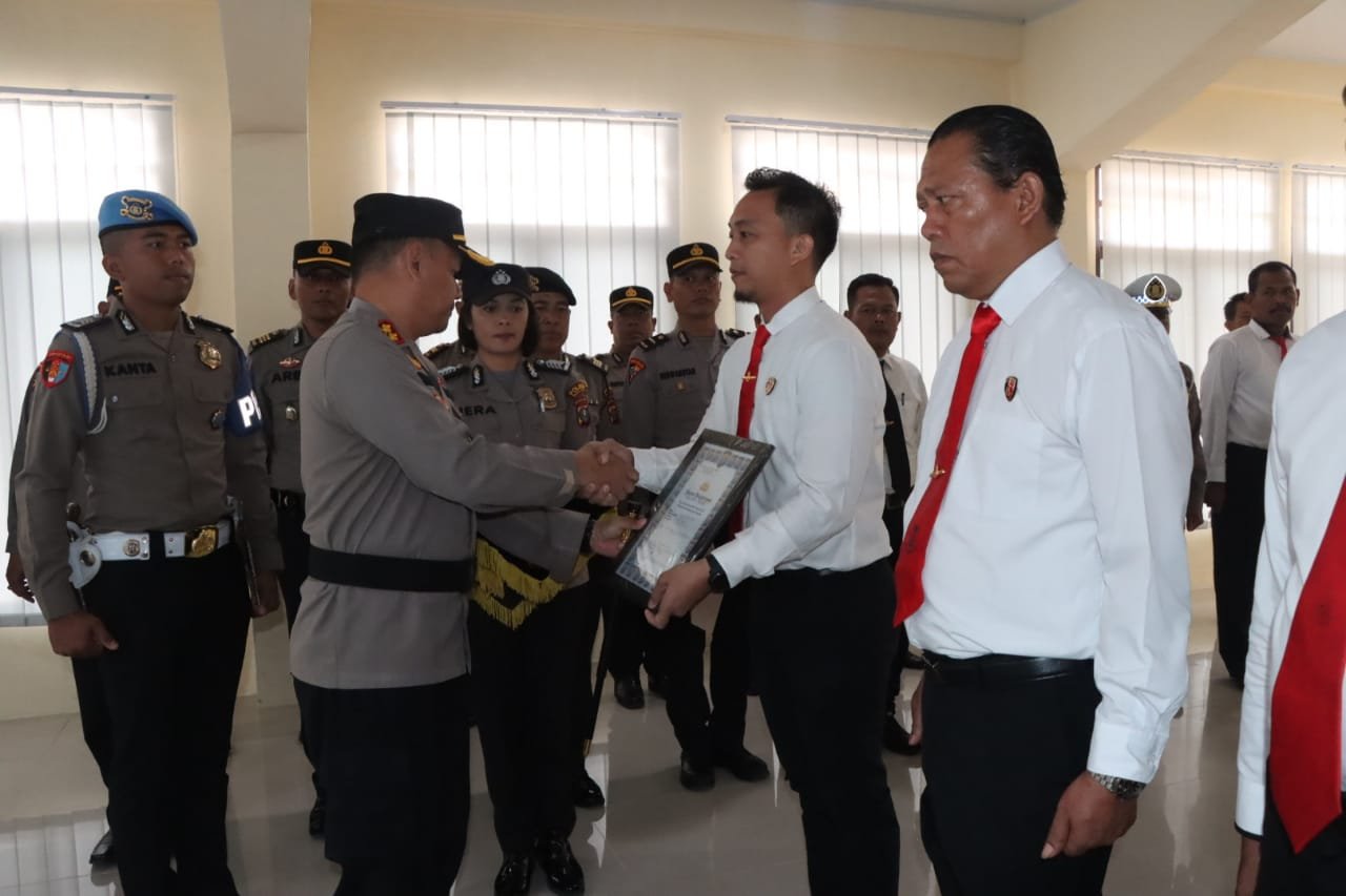 Kapolres Tanah Karo Berikan Penghargaan Kepada Personel dan Masyarakat, Dalam Pengungkapan Kasus Curas Wisatawan Asal Perancis