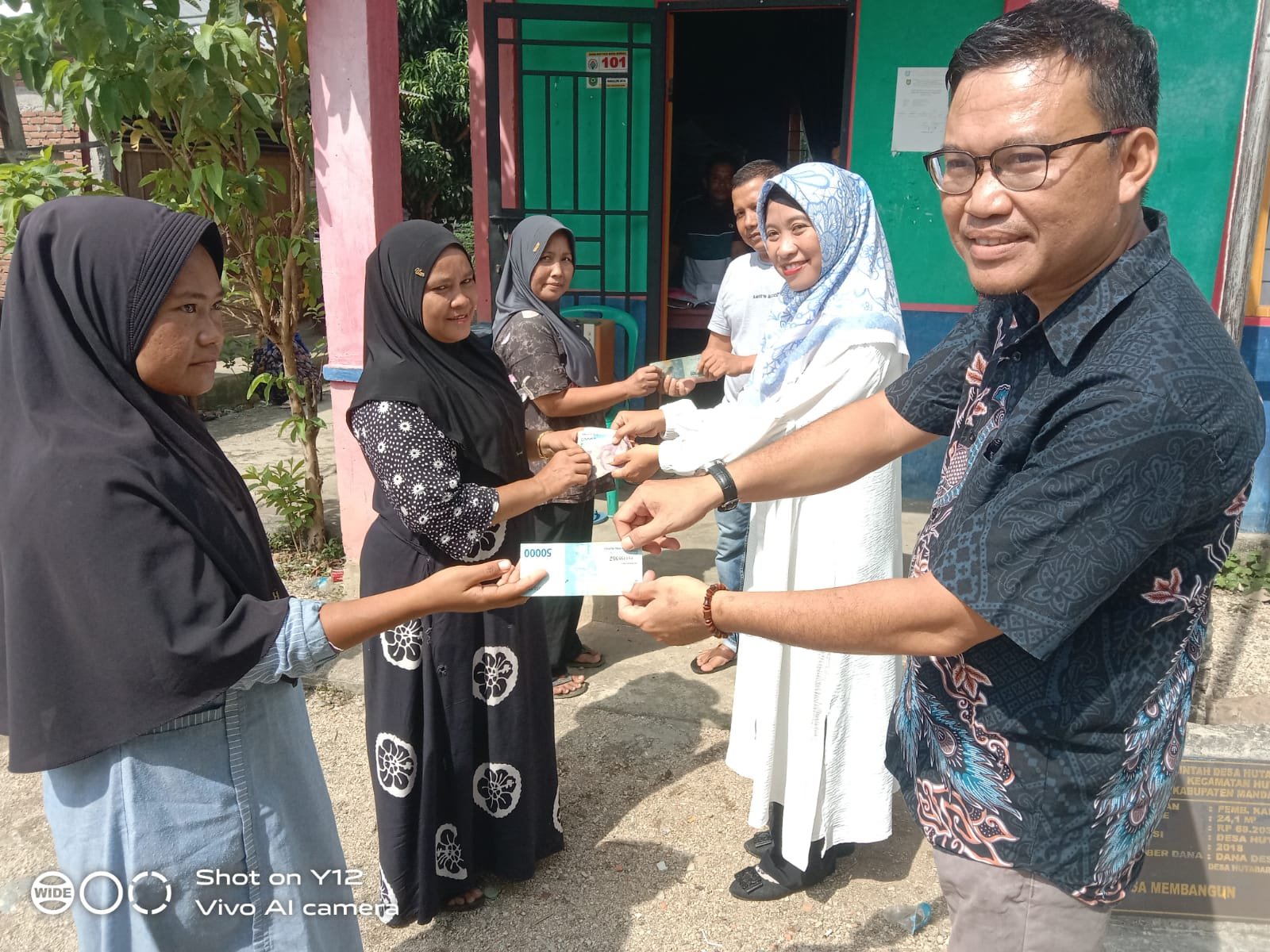 Camat Setyaning Maryani Pimpin Langsung Penyaluran BLT Dana Desa 2024 Serentak Di 14 Desa Se Kec Hutabargot