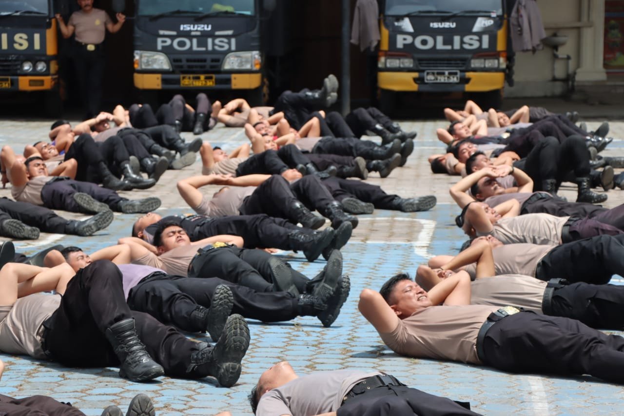 Pleton Dalmas Polres Tanah Karo  Lakukan Pembinaan Fisik Jasmani
