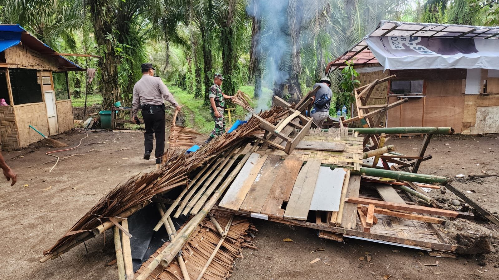 Kapolsek Kutalimbaru Bersama Masyarakat, Bongkar Barak Narkoba