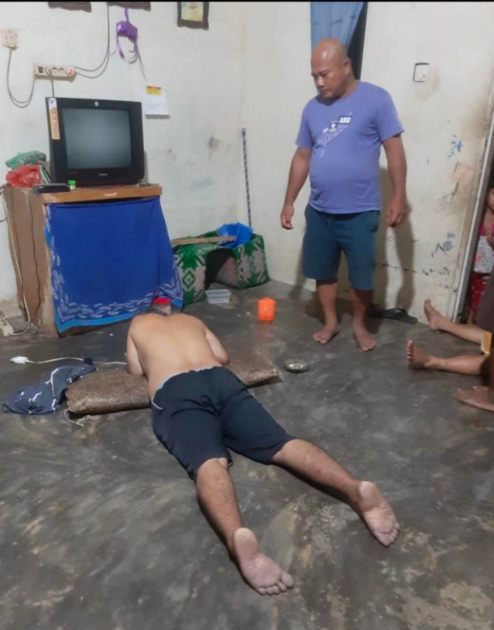 Seorang Warga Tewas Tersambar Petir Saat Main HP Di Rumah