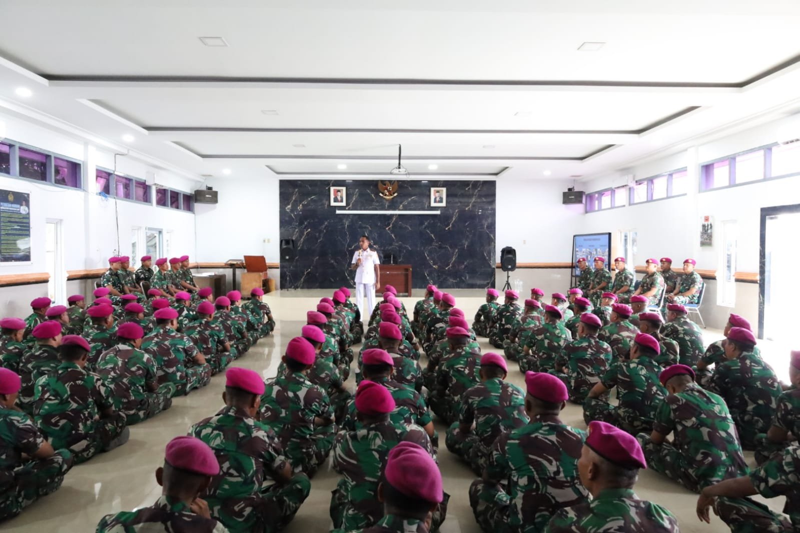 Danyonmarhanlan I Berikan JAM Komandan kepada Prajurit Sarang Petarung