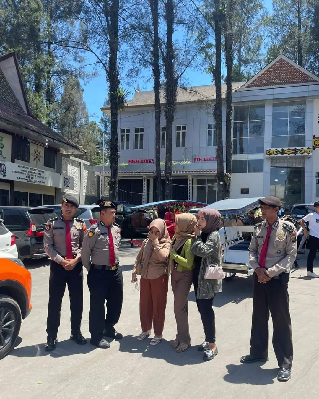 Patroli Wisata Sat Pam Obvit Polres Tanah Karo, Sambangi Wisatawan di Kota Berastagi
