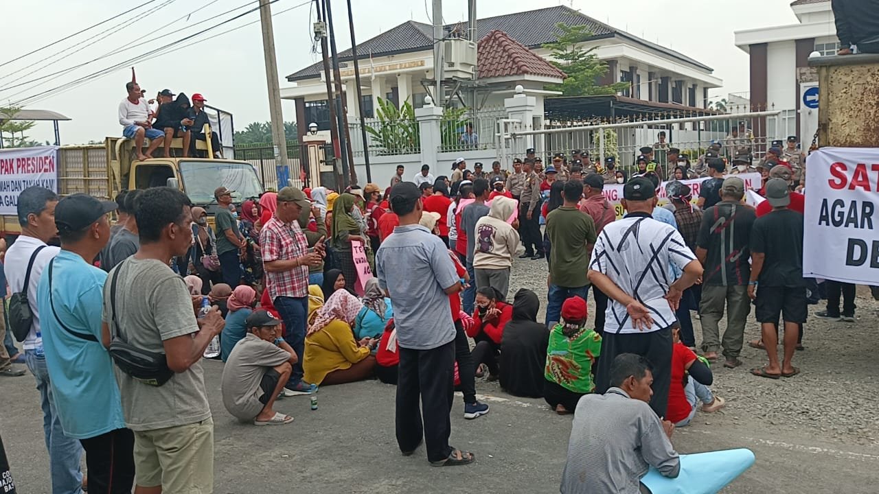 Tolak Putusan MA, Warga Forum Perjuangan Tanah Kota Galuh Geruduk PN Sei Rampah dan DPRD Sergai