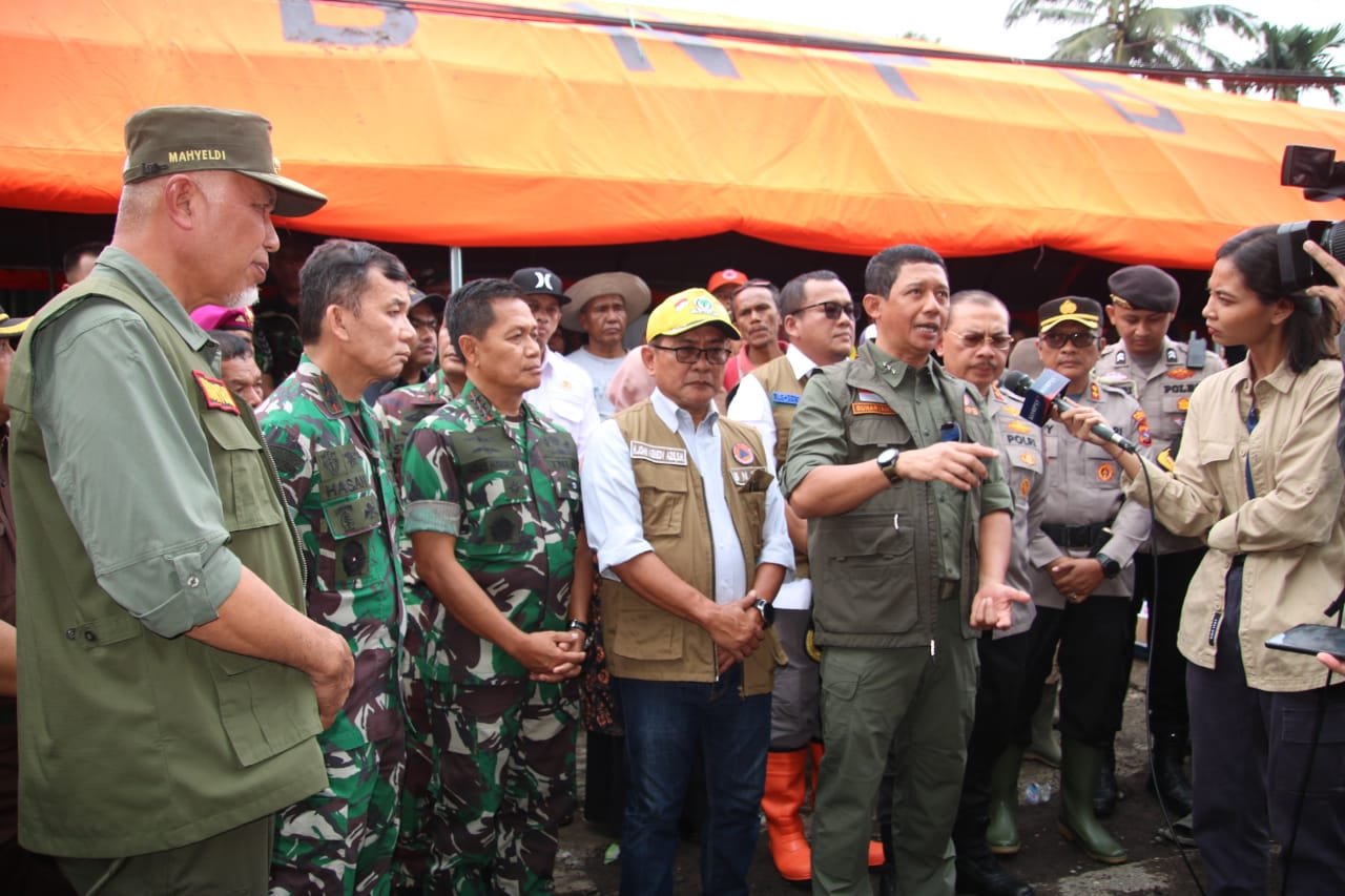 Tinjau Nagari Lima Kaum, Pangdam I/BB Serahkan Bantuan Kemanusiaan