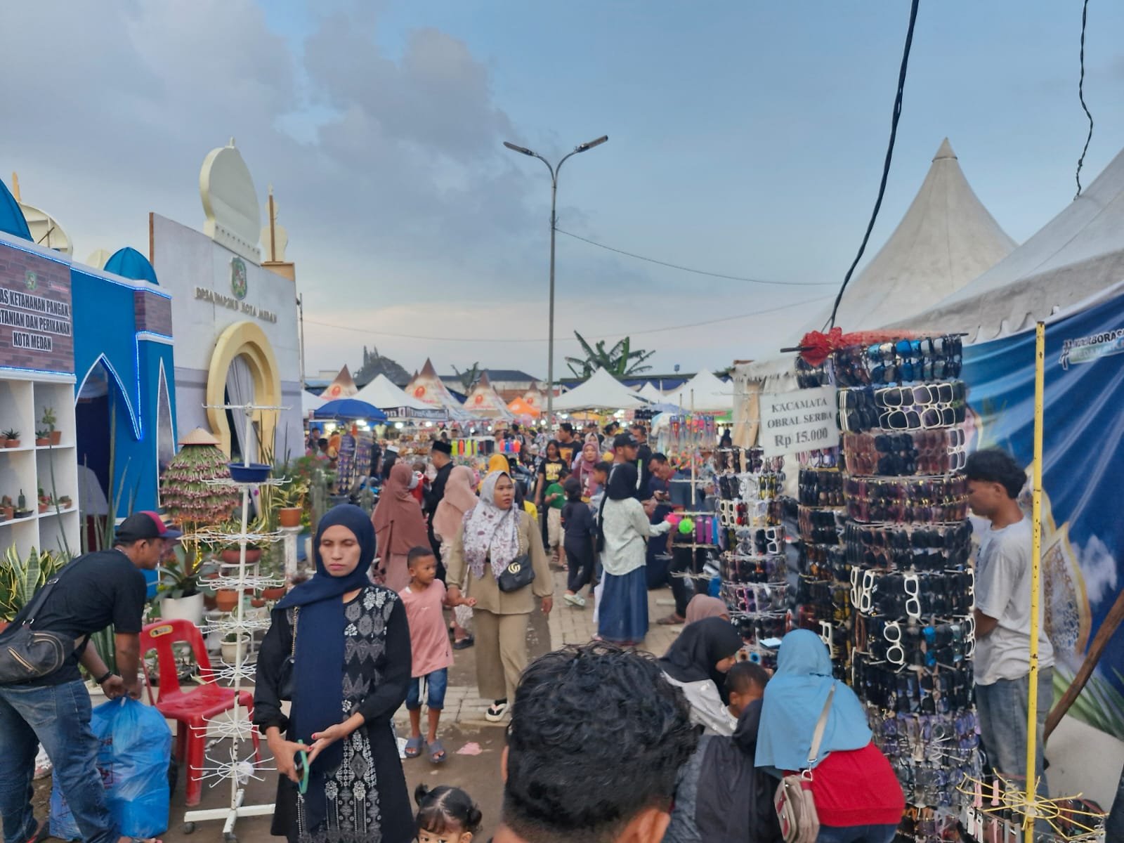 Ditertibkan, Pedagang Kaki Lima Serak Dagangan di Lokasi MTQ Kota Medan