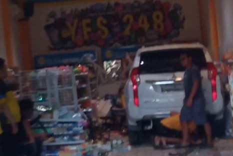 Mobil Tabrak Minimarket