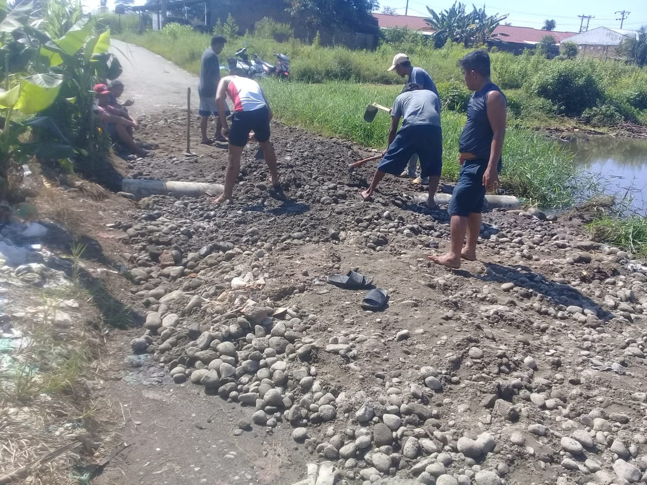 Kepala Desa Bersama Masyarakat Desa Tanjung Selamat, Perbaiki Jalan Bunga Matahari Dusun 1B Secara Swadaya