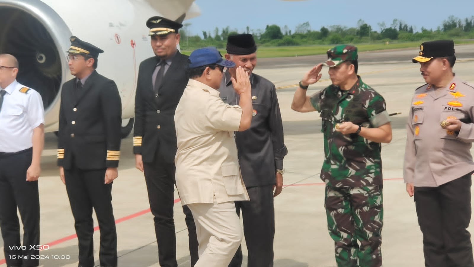 Pangdam I/BB Dampingi Menhan Prabowo Subianto Serahkan Bantuan Korban Bencana Sumbar