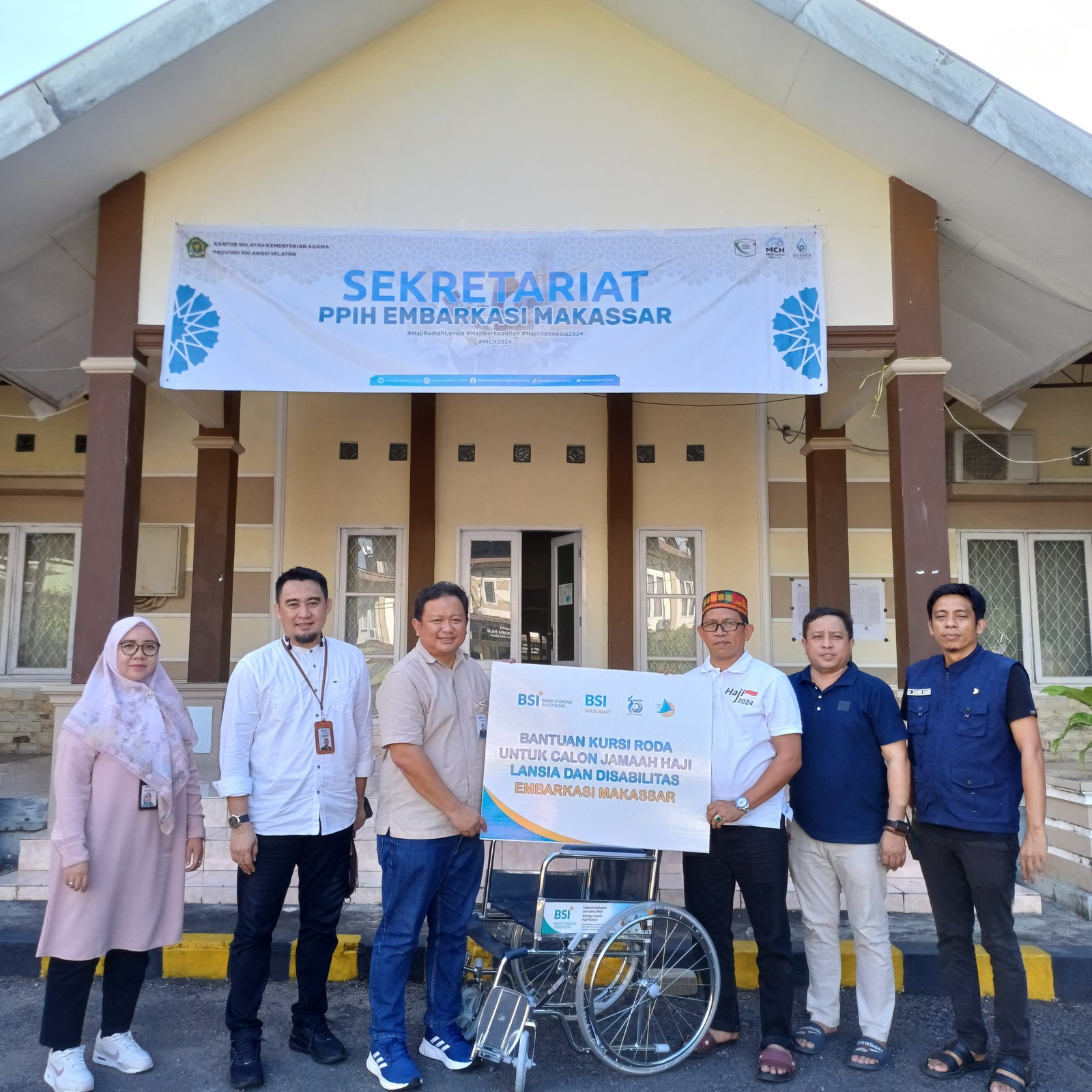 BSI Maslahat Wakafkan 20 Kursi Roda Untuk Calon Jemaah Haji Lansia dan Disabilitas Embarkasi Makassar