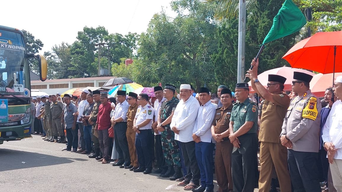 Bupati Berangkatkan 358 Jemaah Calon Haji Gelombang Dua Asal Madina