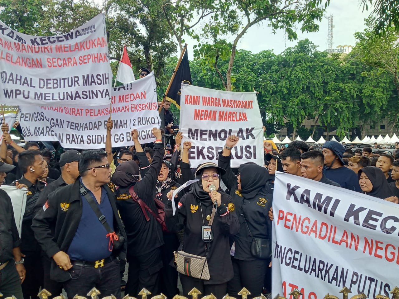 Ratusan Massa Demo Ketua PN Medan, Minta Batalkan Eksekusi Lahan