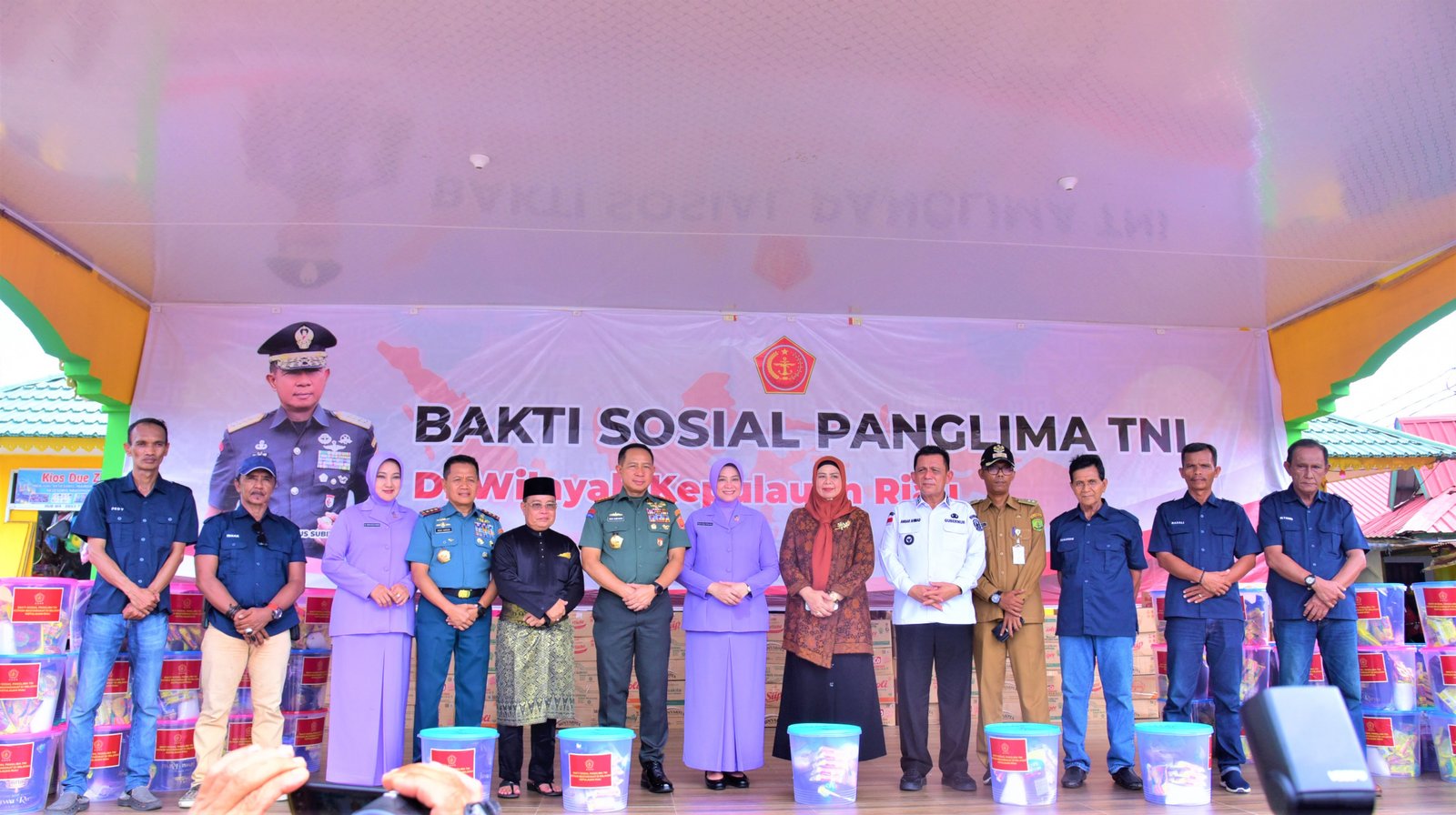 Panglima TNI Bagikan Ribuan Paket Sembako di Tanjungpinang