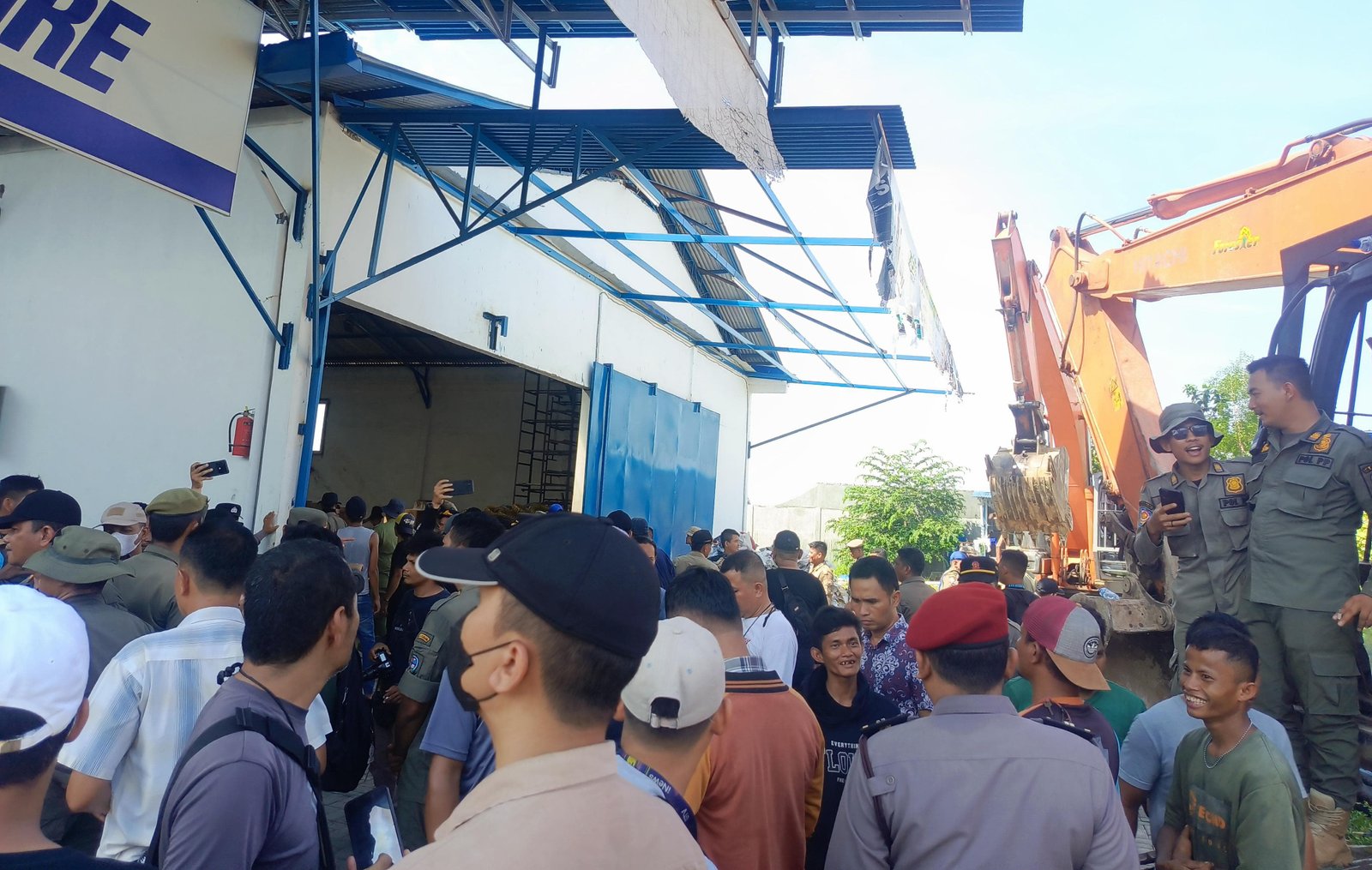 6 Gudang di Jalan H Anif Sampali Ditertibkan