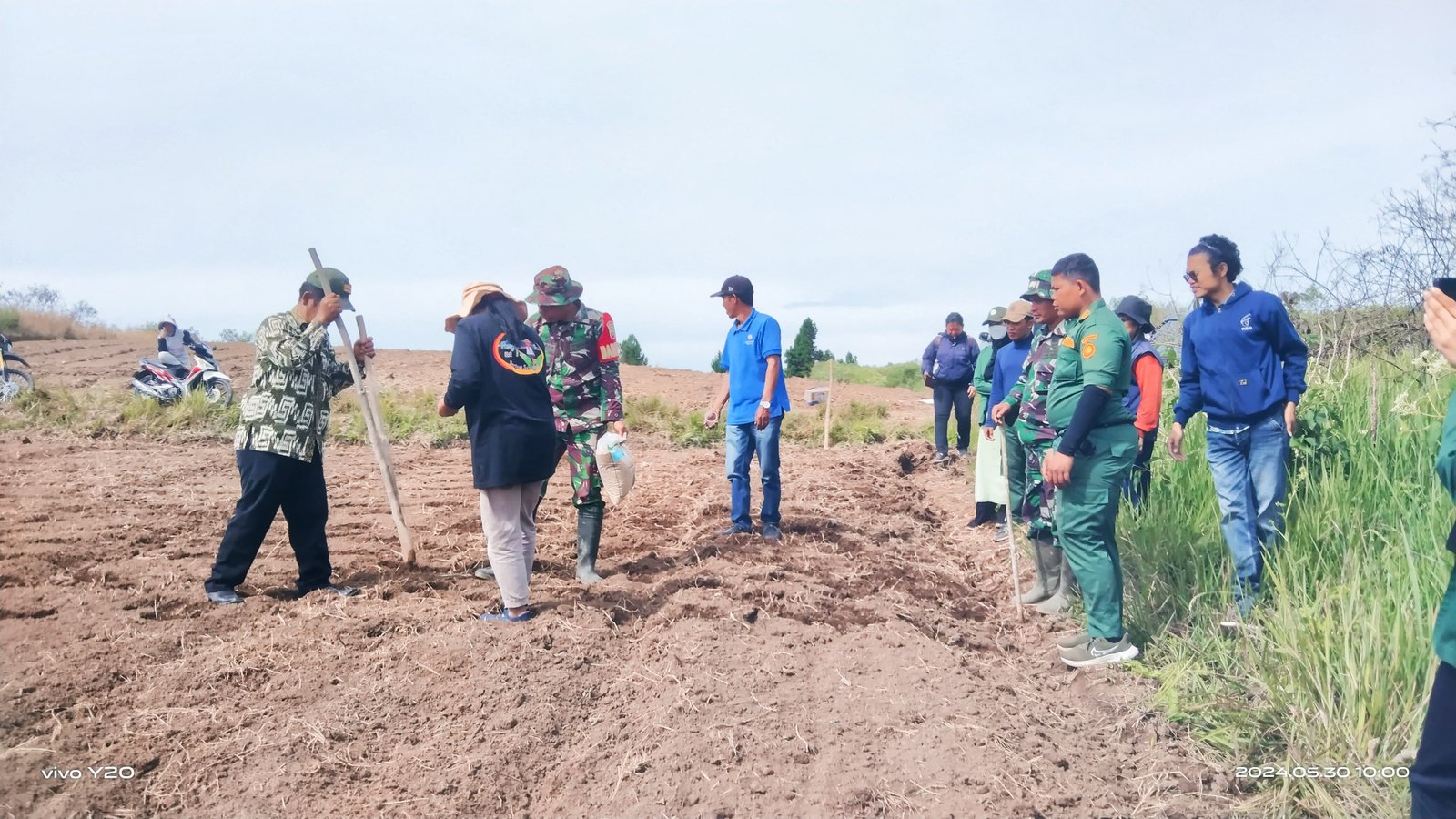 Pemkab Samosir dan Poktan St Adrianus, Lakukan Penanaman Padi Perdana