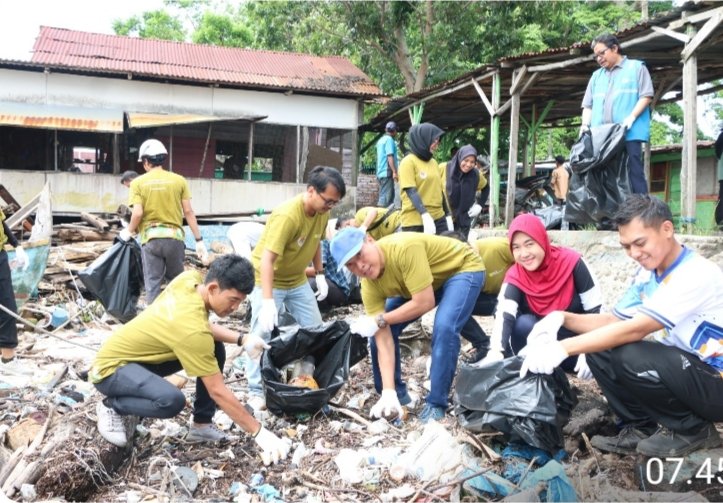 PLN Indonesia Power dan Stakeholder Bersihkan Pantai di Area Pelabuhan Pangkalan Susu