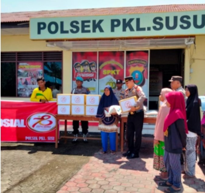 HUT Ke-78 Bhayangkara, Polsek Pangkalan Susu Berikan Bantuan Sosial Kepada Warga