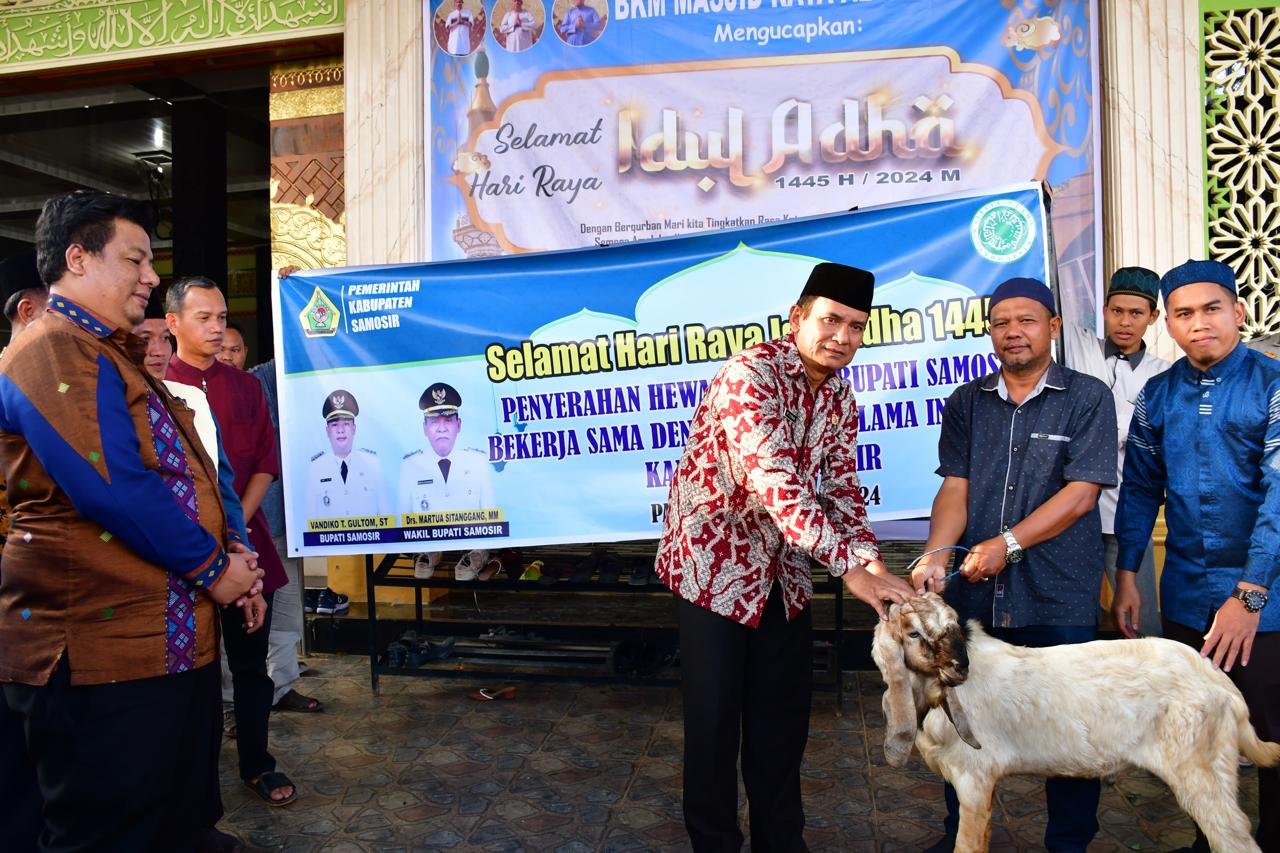 Bupati Samosir Serahkan Hewan Qurban Bagi Umat Muslim di Samosir