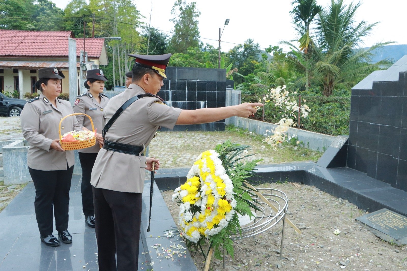 Peringati HUT Bhayangkara ke-78, Polres Samosir Ziarah Makam Pahlawan