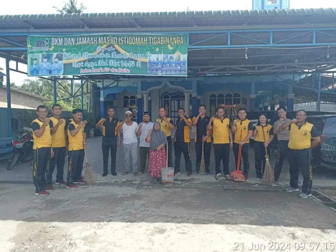 Sambut HUT Bhayangkara ke-78, Polsek Tigabinanga dan Warga Bersihkan Rumah Ibadah
