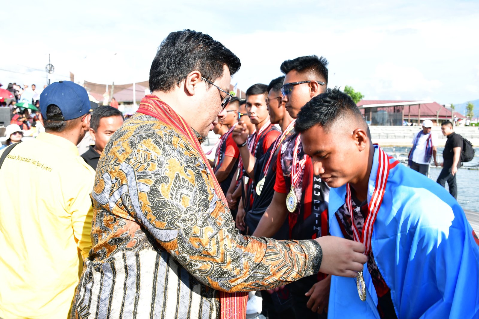 Bupati Samosir Serahkan Piala Festival Solu Bolon