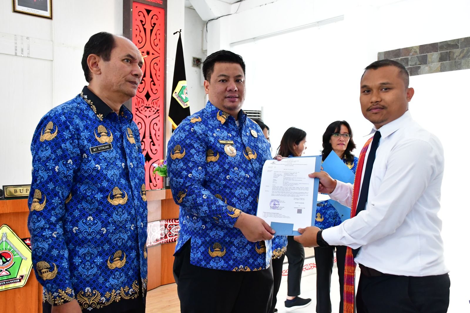 Bupati Samosir Serahkan SK Pengangkatan 54 PPPK Guru Formasi 2023