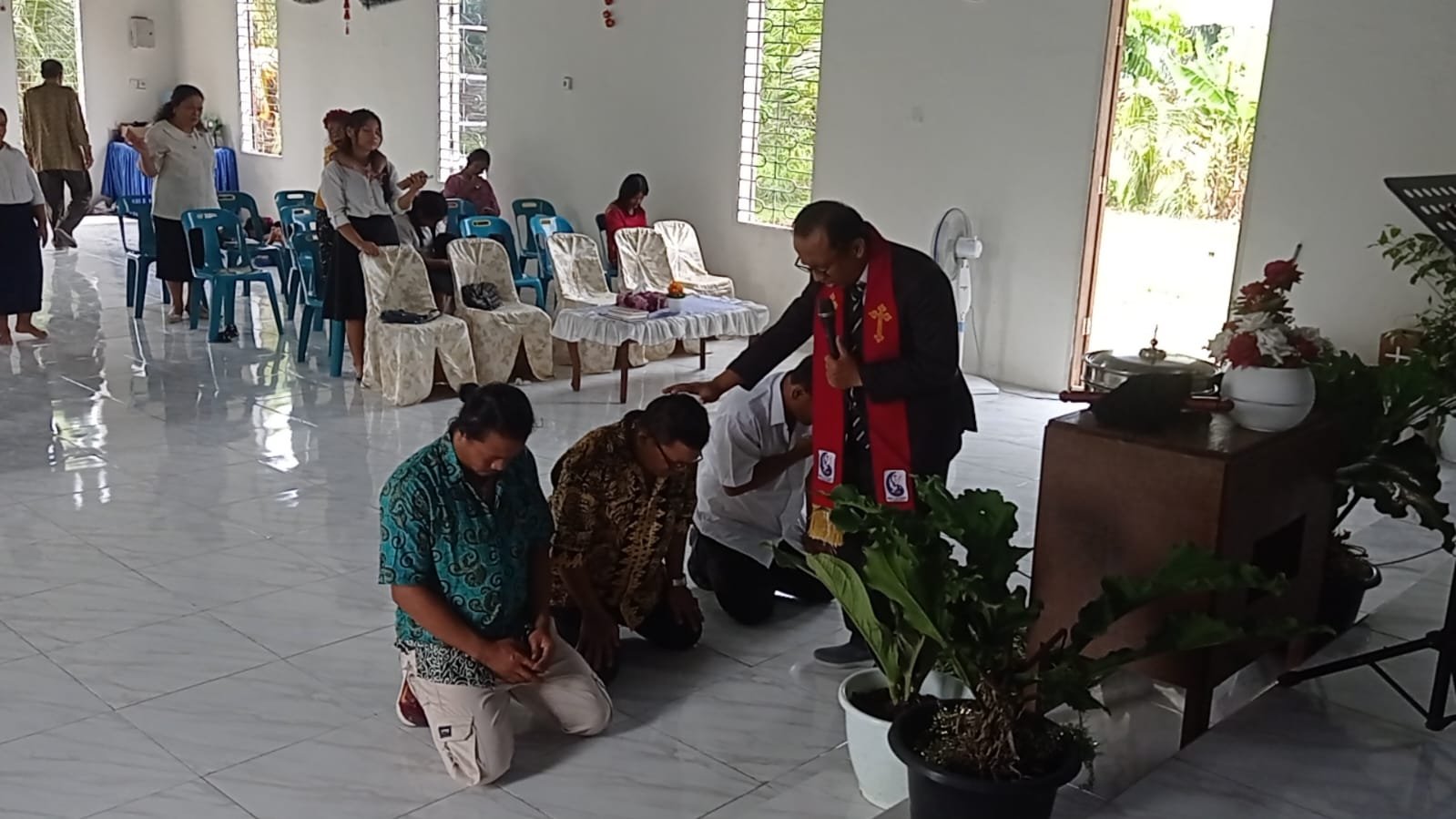 Pdt Alan Monsen Tarigan, Lantik Pengurus Kaum Pria GPdI Desa Sei-Glugur