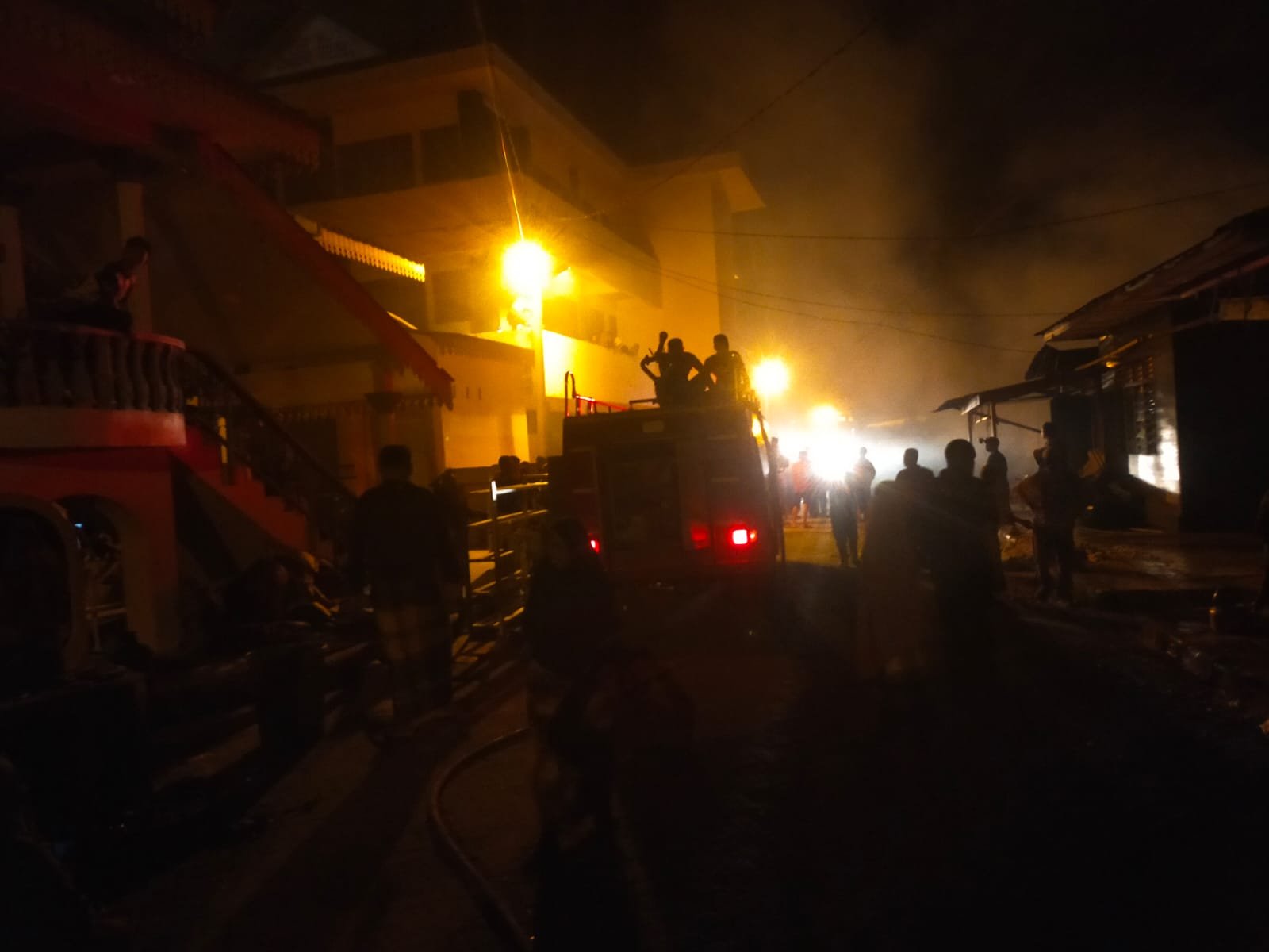 Diduga Arus Pendek, 9 Unit Rumah Jompo di Besilam Terbakar