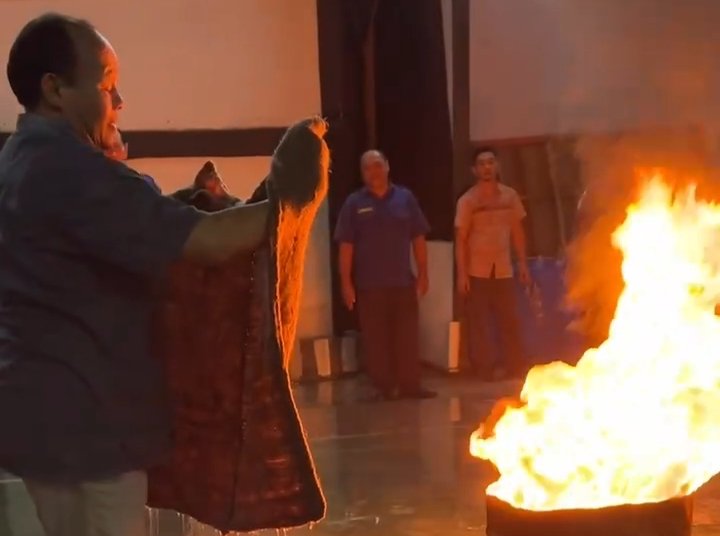 Kebakaran di Parkiran Belakang Bank BRI Panyabungan, Sita Perhatian Warga Sekitar