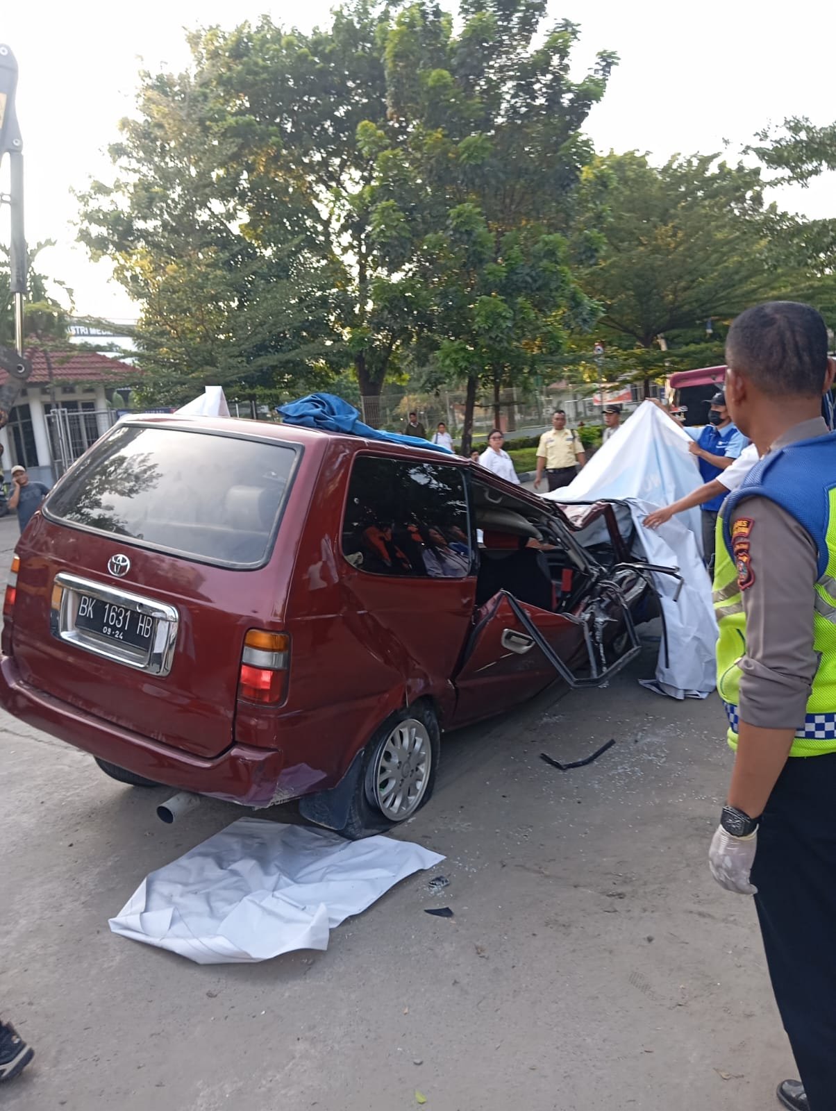 Kontainer Timpa Mobil Kijang, Pengemudi Tewas