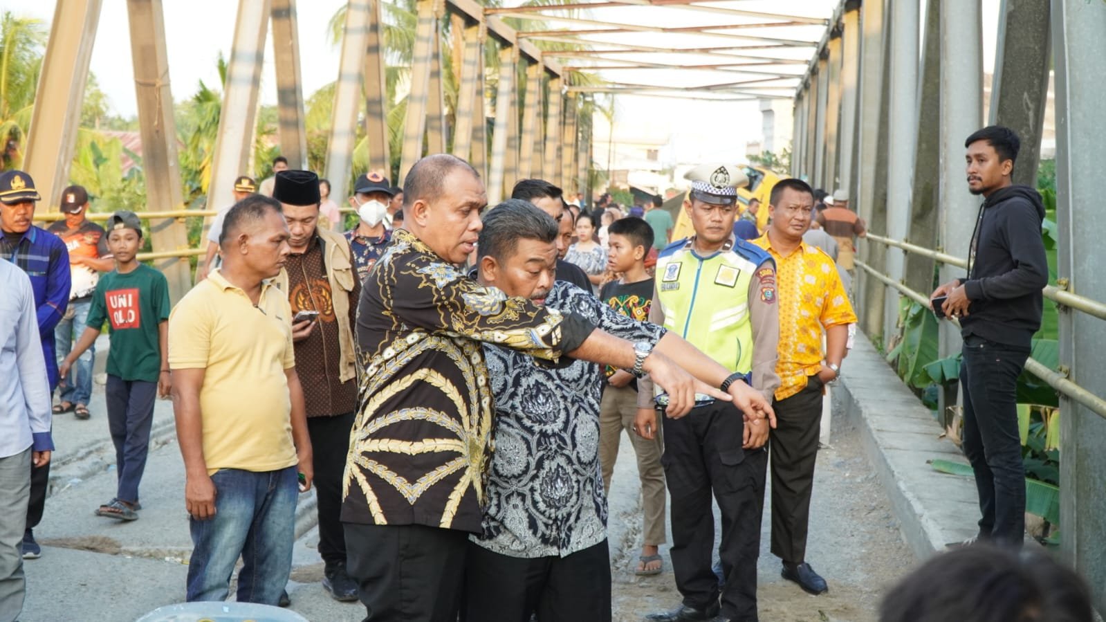 Pj. Bupati Langkat Tinjau Titi Besi yang Roboh di Batang Serangan