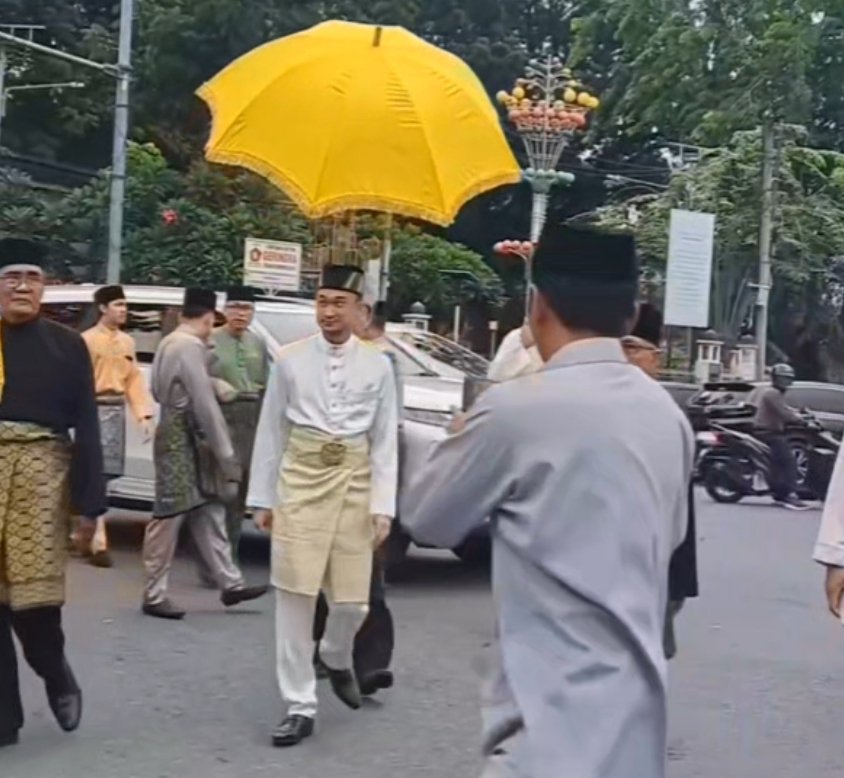 Sultan Deli Sholat Ied Adha di Masjid Raya Al Mashun Medan